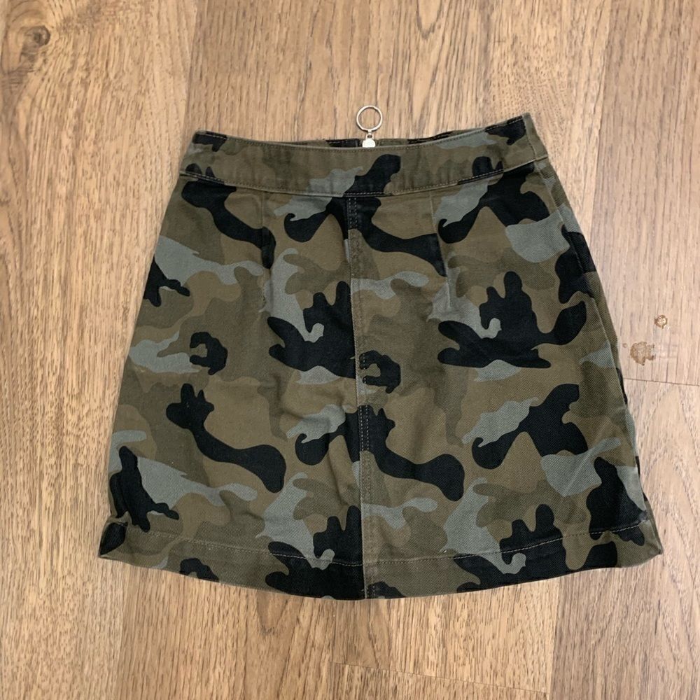 H&M zip up denim camo print skirt - Picture 3 of 4